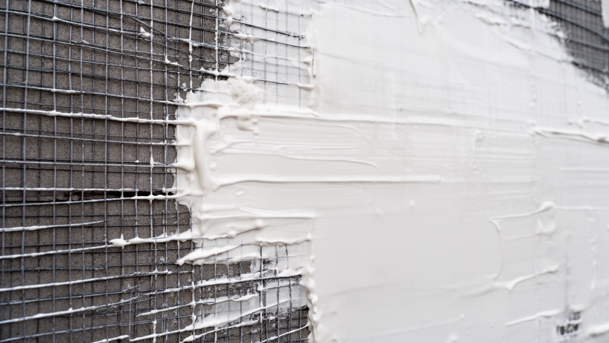 Gąbkowanie kleju na elewacji