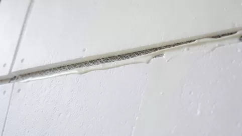 Druga warstwa kleju na elewacji