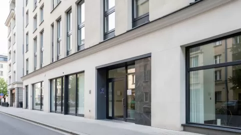 Elewacja frontowa a wejście do budynku