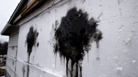 Mokre plamy na elewacji po mrozie