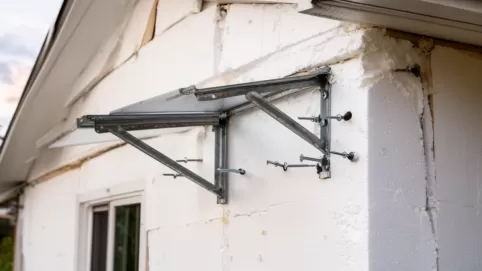 Montaż ciężkich elementów na elewacji