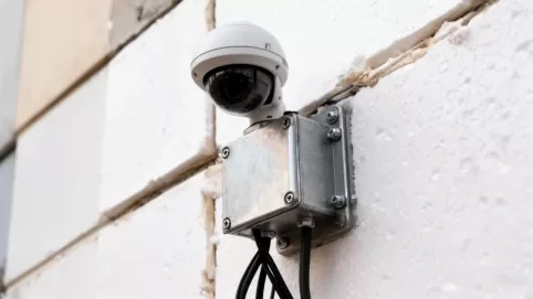 Montaż kamery na elewacji puszka