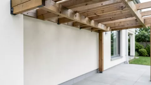 montaż pergoli do elewacji