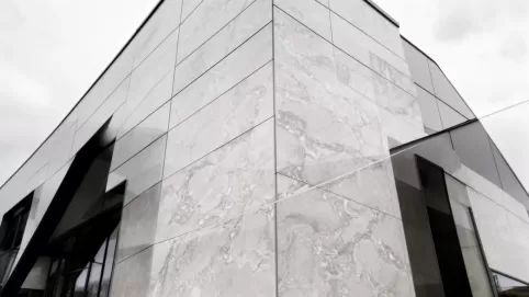 Montaż spieków kwarcowych na elewacji