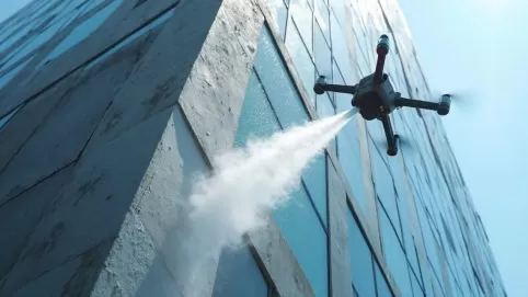 Mycie elewacji dronem